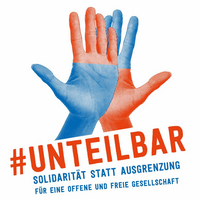 2 Hände kreuzen sich, beide jeweils halb orange, halb blau. Text: #Unteilbar. Solidarität statt Ausgrenzung. Für eine Offene und freie Gesellschaft