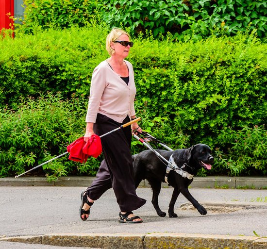 iStock Foto blinde Frau iStock Foto blinde Frau