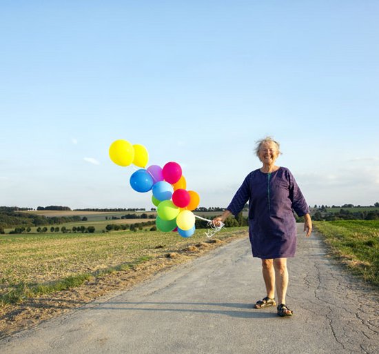 iStock Foto fröhliche ältere Frau auf dem Land, die iStock Foto fröhliche ältere Frau auf dem Land, die