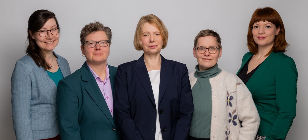 Fünf Frauen: In der Mitte Sibylle Schreiber, Geschäftsführerin von Frauenhauskoordinierung e.V. (FHK). Links neben ihr die Vorstandsvorsitzende von FHK Stefanie Leich, links neben ihr die Vorstandsfrau Katrin Frank. Rechts neben Sibylle Schreiber stehen Sina Küster und Katharina van Elten, beide ebenfalls Vorstandfrauen von FHK.